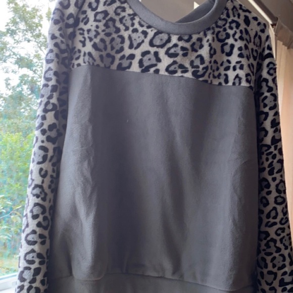 NWT XL Gray Leopard Print Fleece Sweatshirt - Picture 2 of 2